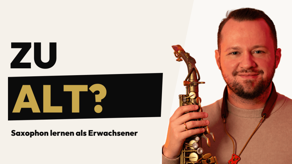Marjan Markelj mit Saxophon neben dem Schriftzug ZU ALT?
